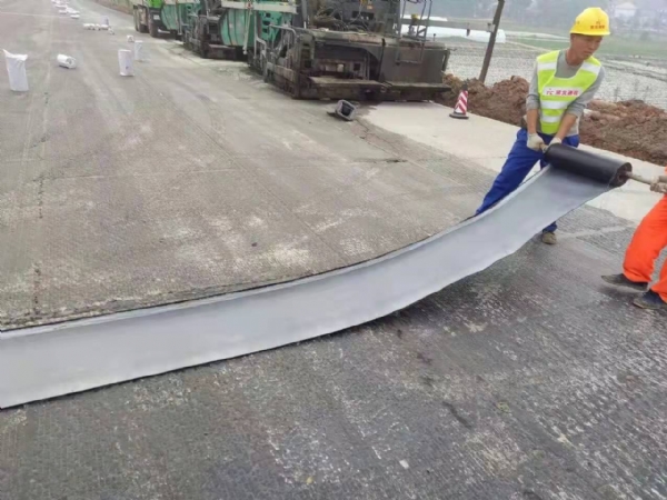 路面自粘式贴缝带的介绍与施工方法