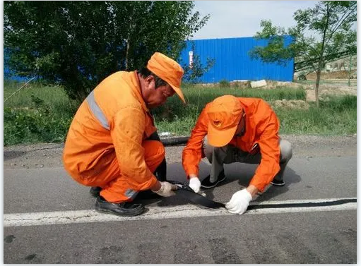 公路路面贴缝带特点