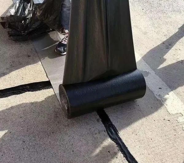 如何发挥防裂贴的作用