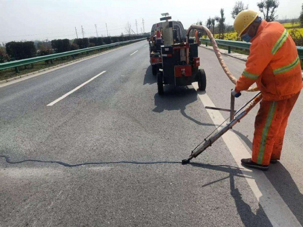 道路沥青灌缝胶的使用方法及施工注意事项